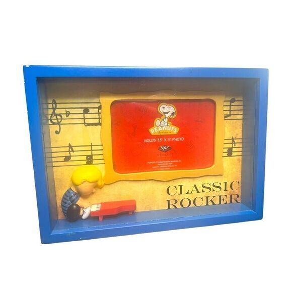 Peanuts Snoopy Classic Rocker Shadow Box Photo Frame - Picture 1 of 4
